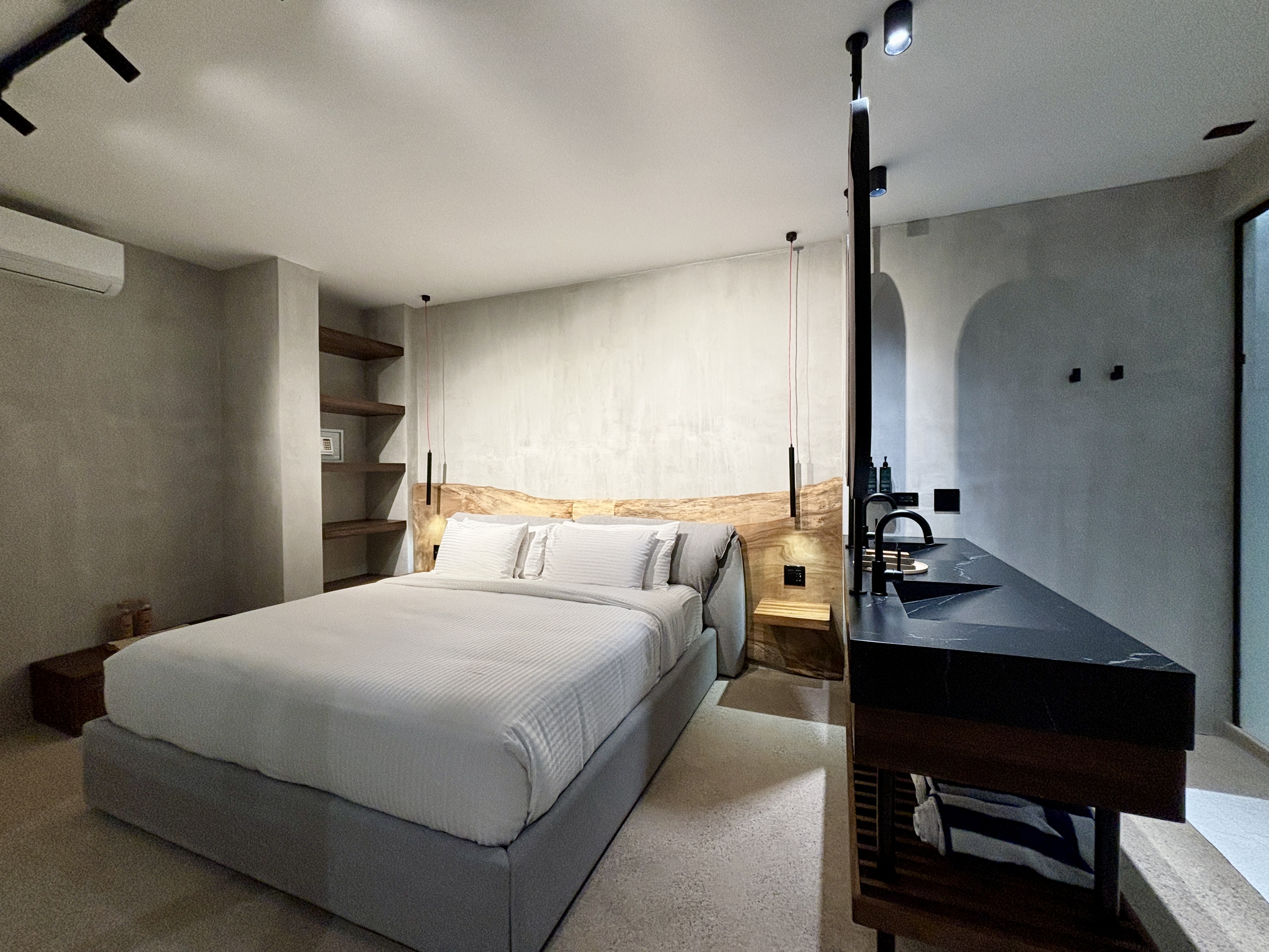 Suite bedroom
